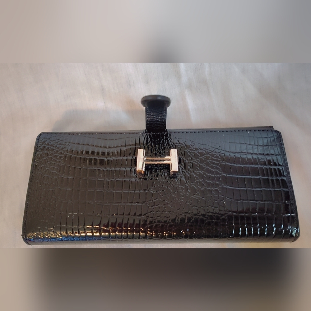 🩷$5 |  Elegant Black Crocodile Embossed Wallet – Pristine Condition - Picture 3 of 8